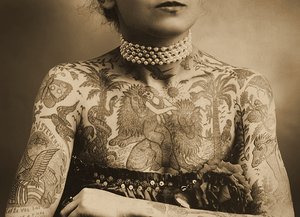 一名被刺字的妇女的画象，c.1905 作者 未知未知